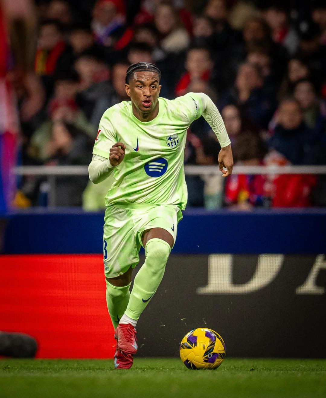 开云官网-莱万多夫斯基连续五场比赛得分超过战术调整，老鹰不断突破！观众掌声雷动的简单介绍