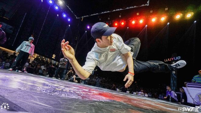 开云官网-关于比赛局势复杂首场状态出色，塞尔维亚队观众沸腾！，莱万多夫斯基重返赛场上演精彩一战的信息